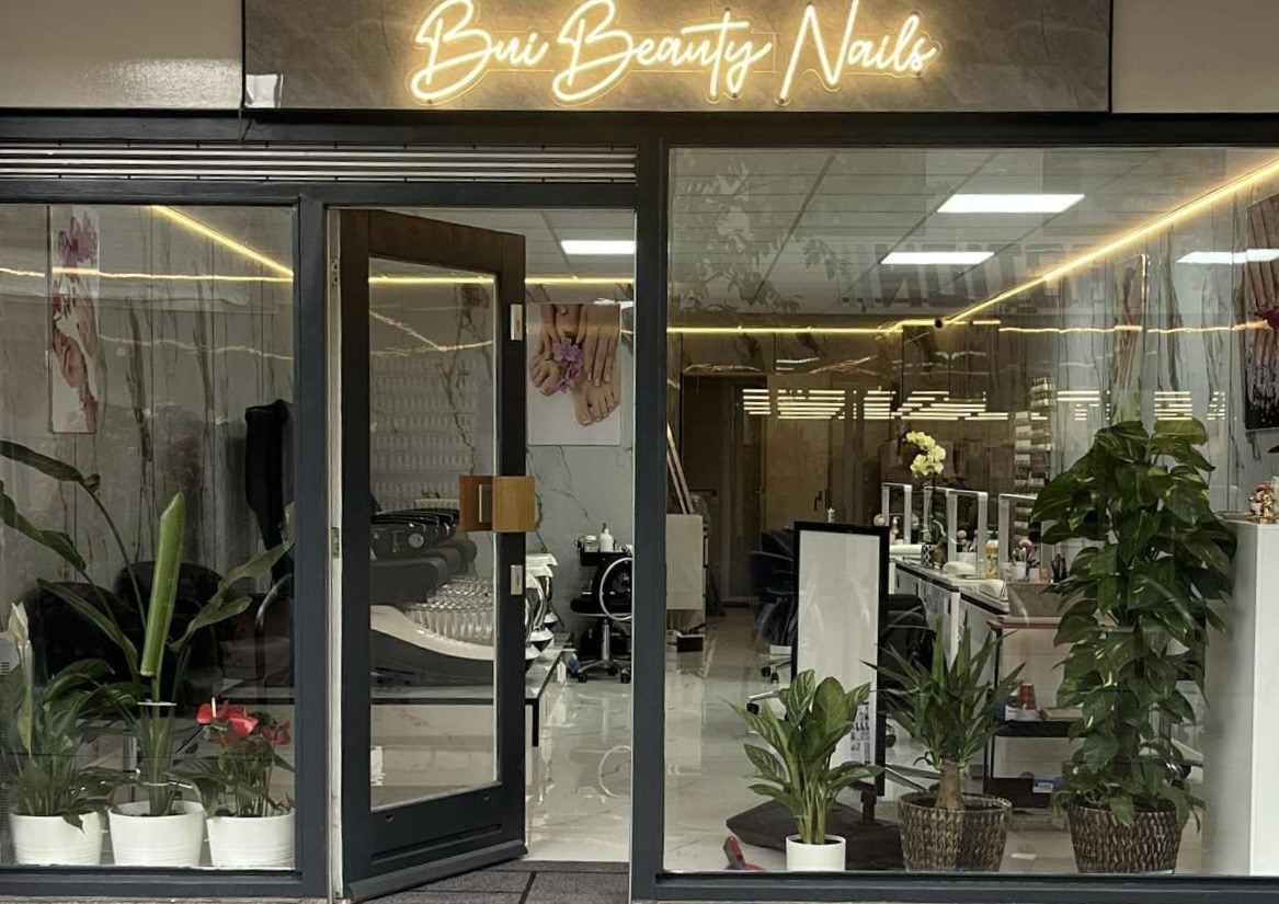De winkelpui van Bui Beauty Nails aan de Burchtstraat