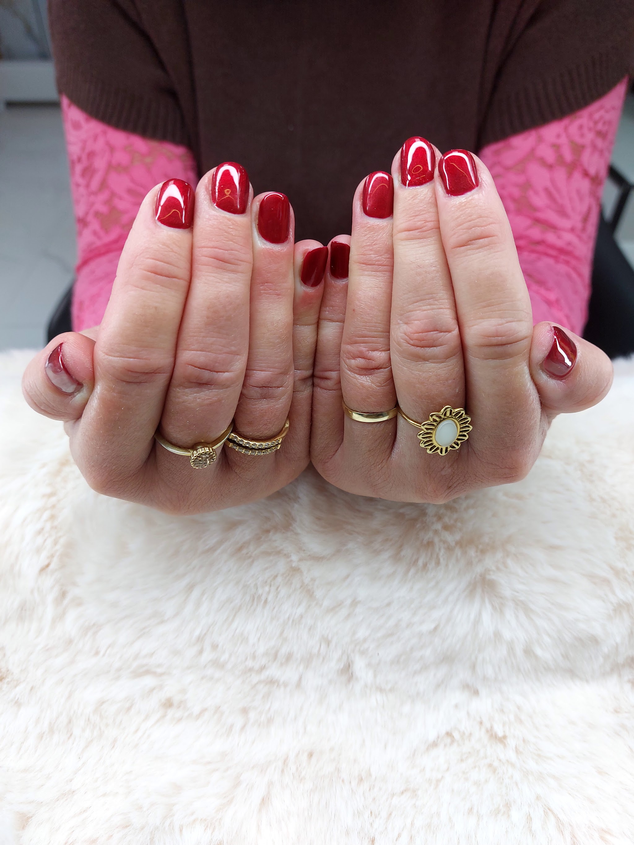 Korte nagels in diep rood