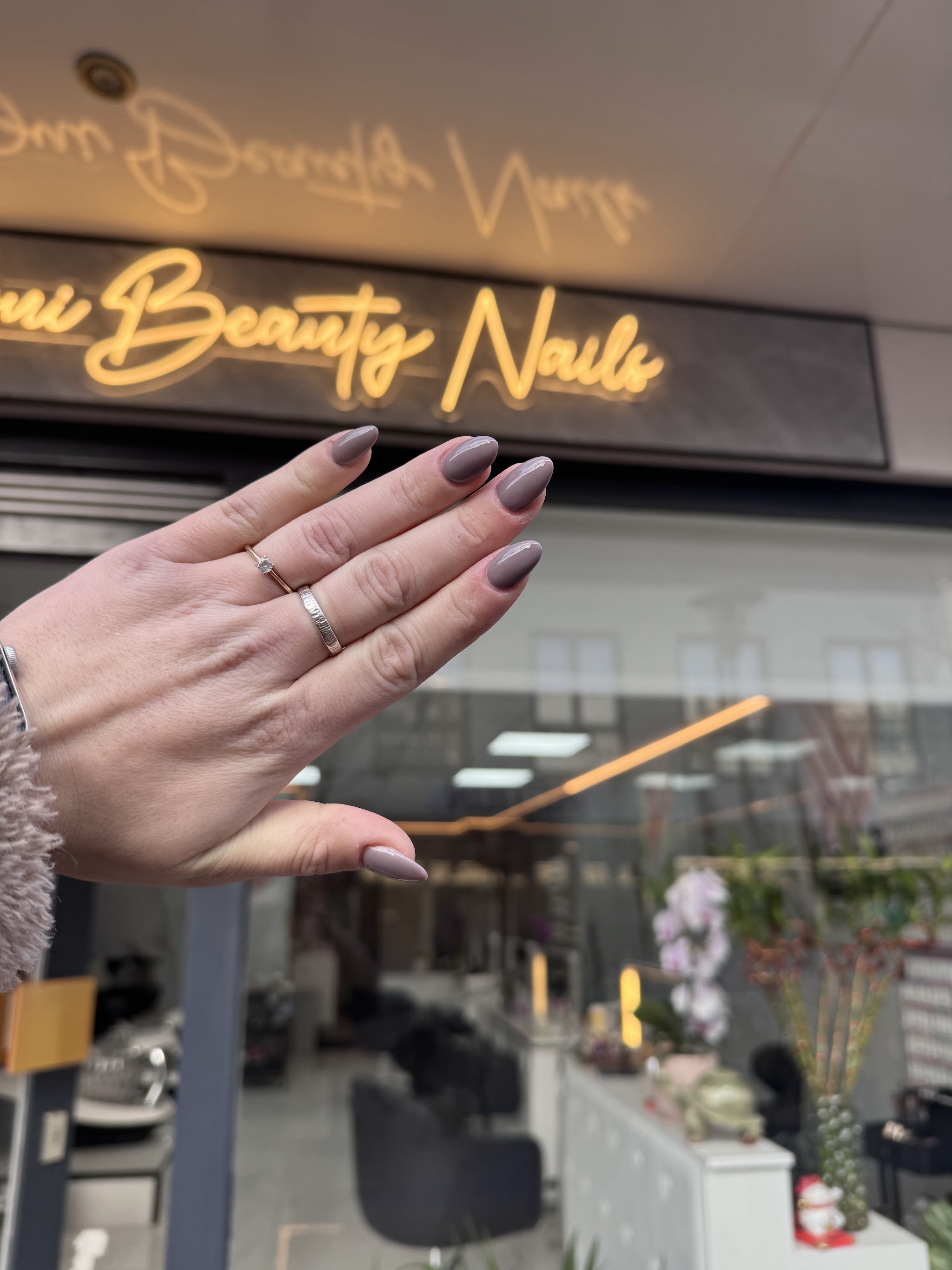 Taupe nagels voor het gouden neonbord van Bui Beauty Nails