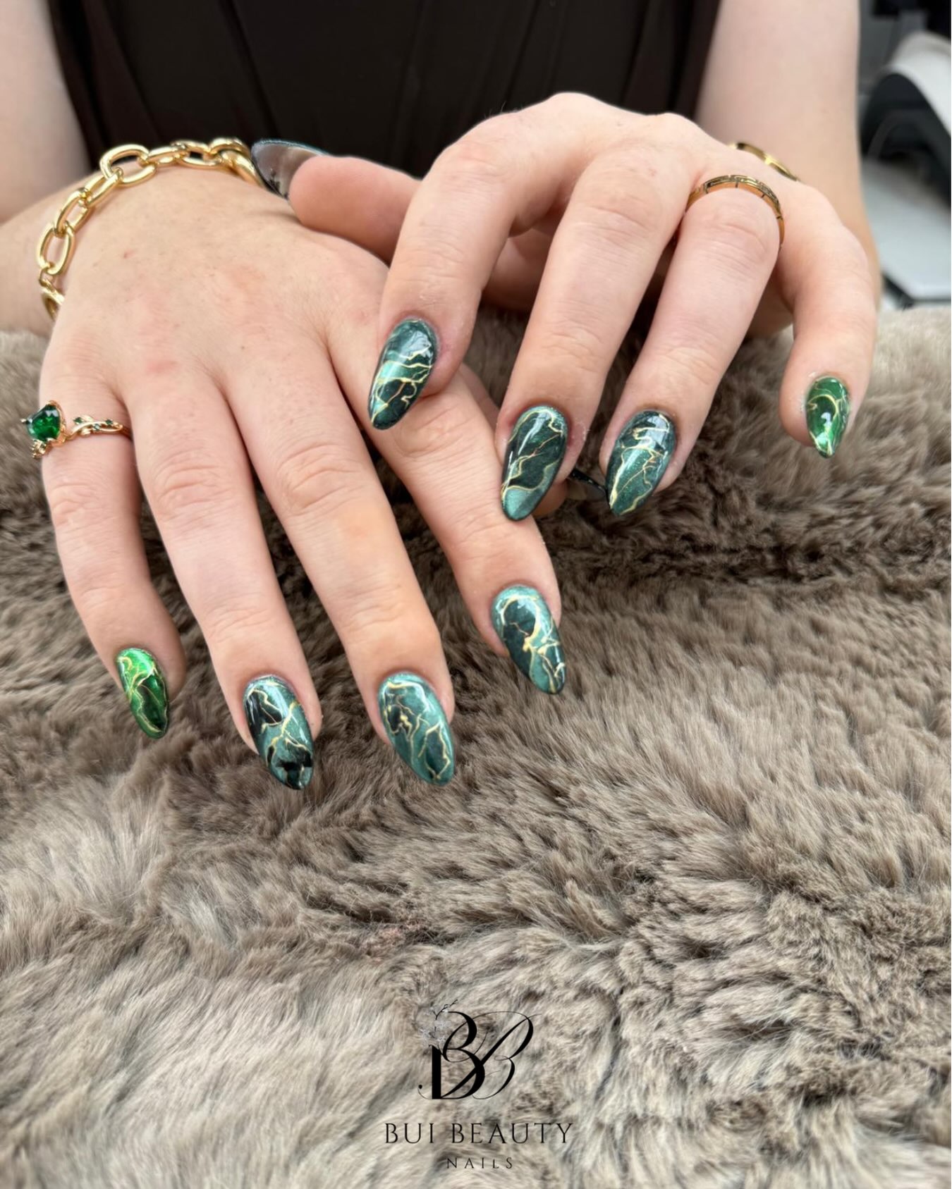 Donkergroene marmer nail art met goud