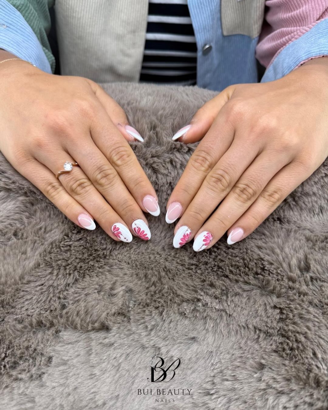 Nude nagels met roze bloem nail art