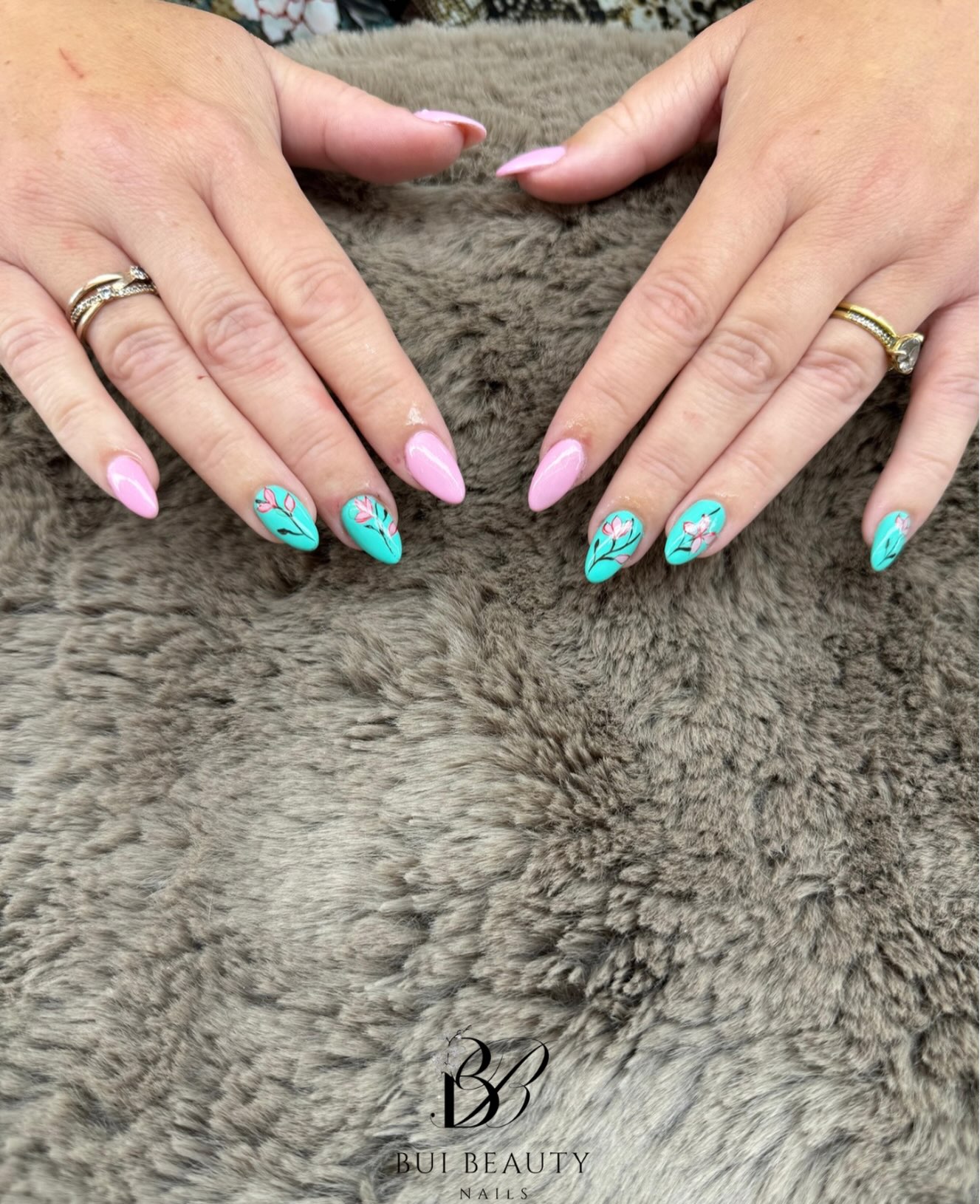 Roze en turquoise nagels met bloemen