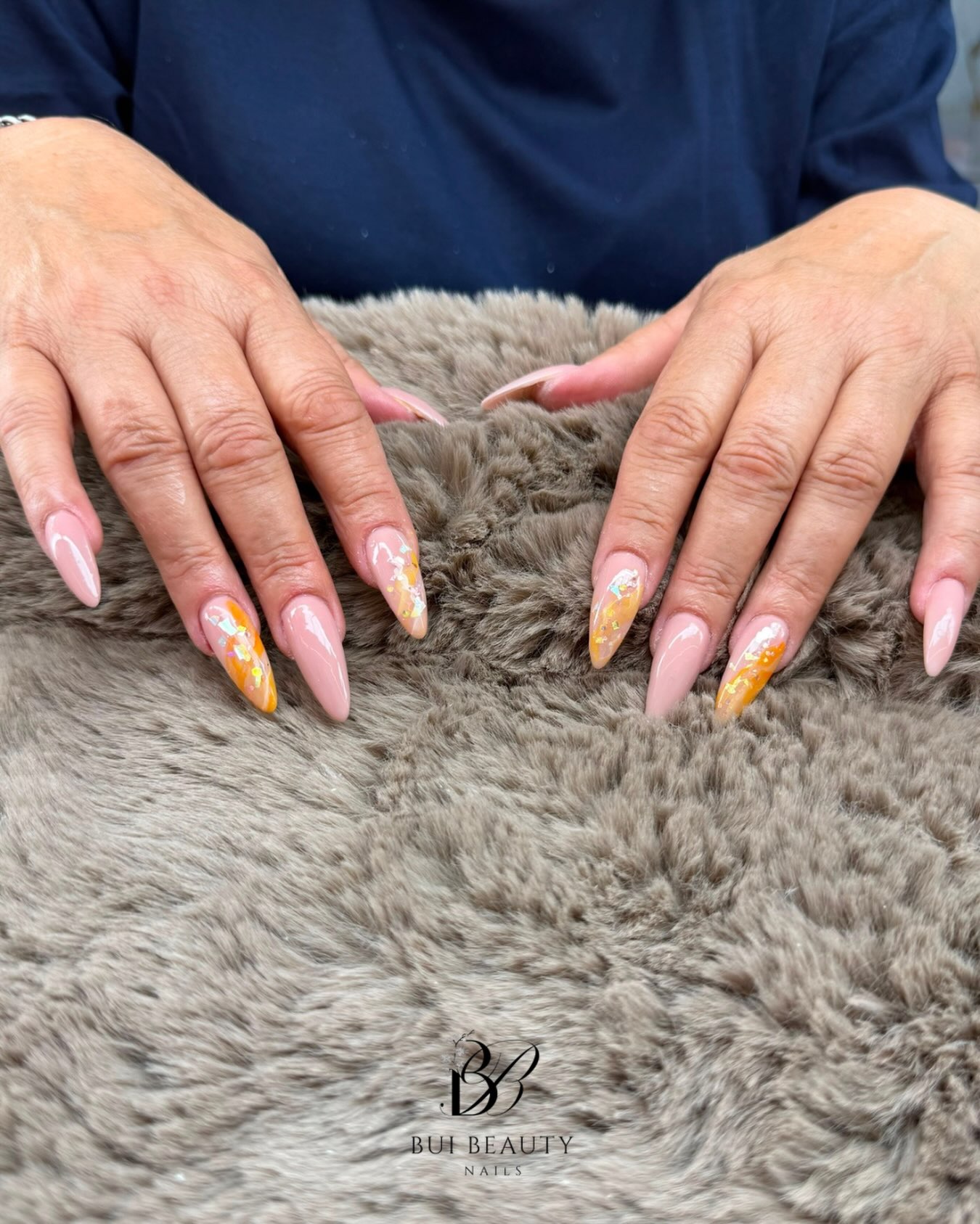 Nude nagels met oranje bloemen
